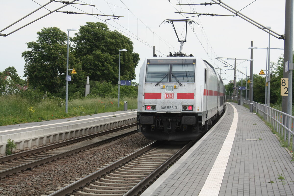 146 553 mit einem IC2 bei der Durchfahrt in Z�beritz am 9.6.21