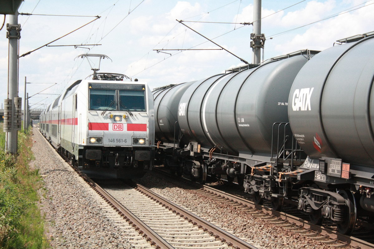 146 561 mit ihrer IC2 Garnitur bei der durchfahrt in Z�beritz am 14.7.20