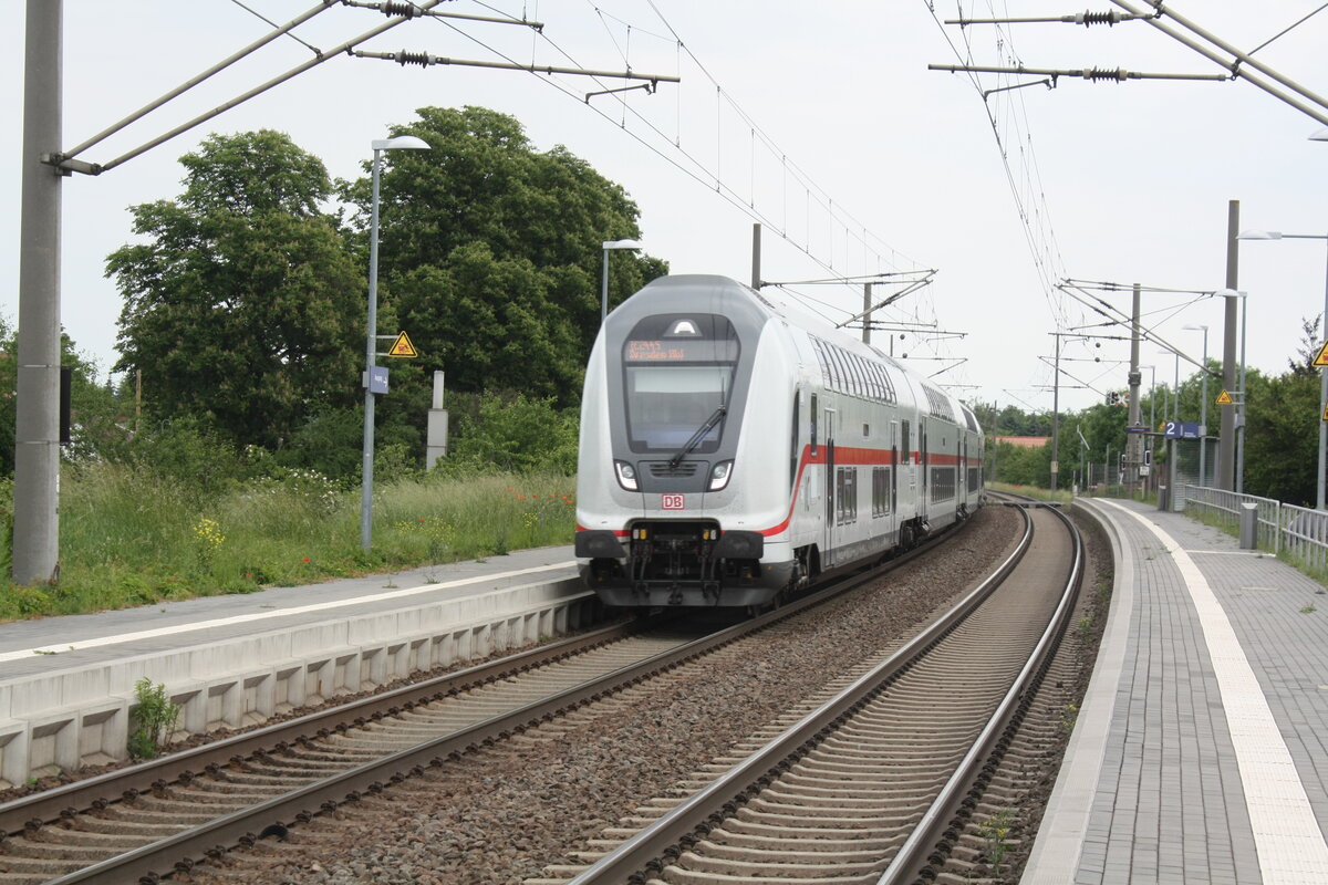 146 563 mit einem IC2 bei der Durchfahrt in Z�beritz am 9.6.21