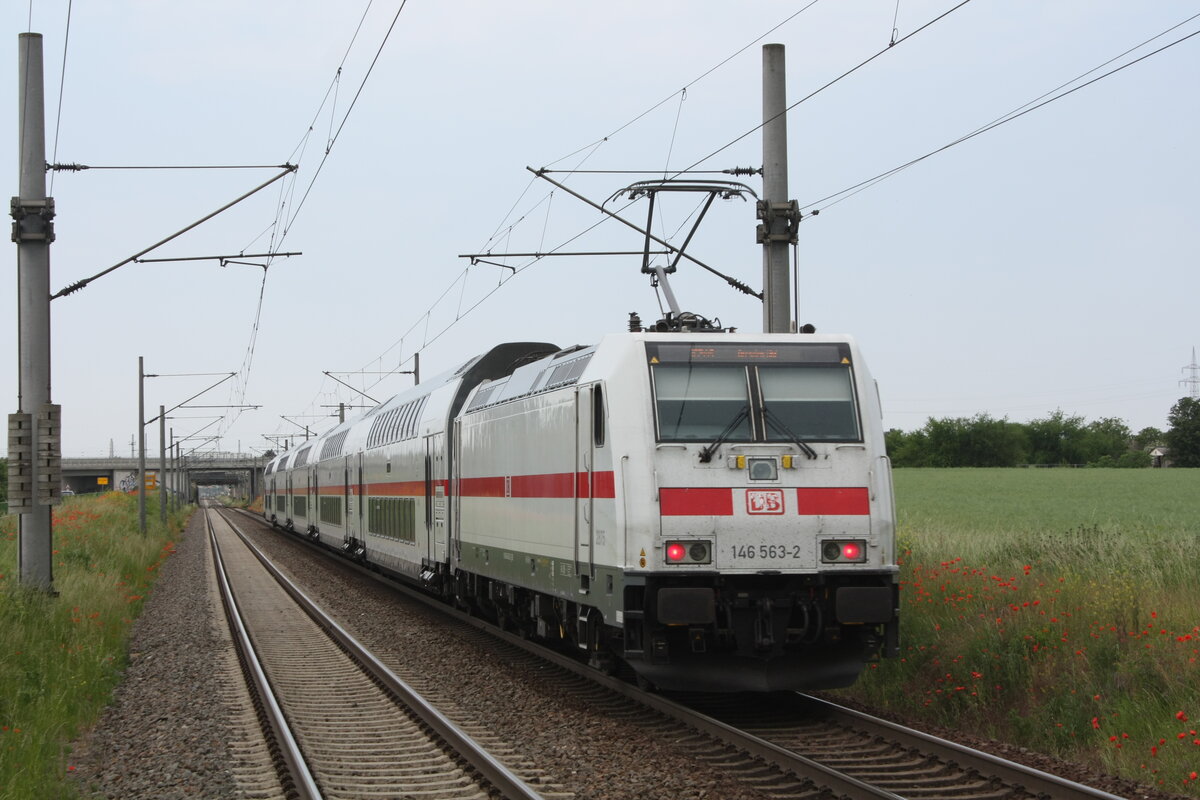 146 563 mit einem IC2 bei der Durchfahrt in Z�beritz am 9.6.21