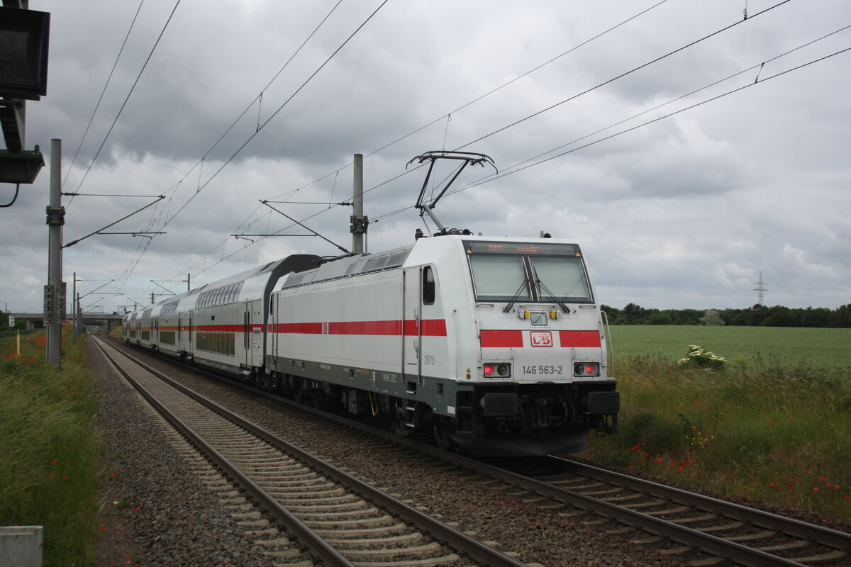 146 563 mit einem InterCity bei der Durchfahrt im Bahnhof Z�beritz am 13.6.21