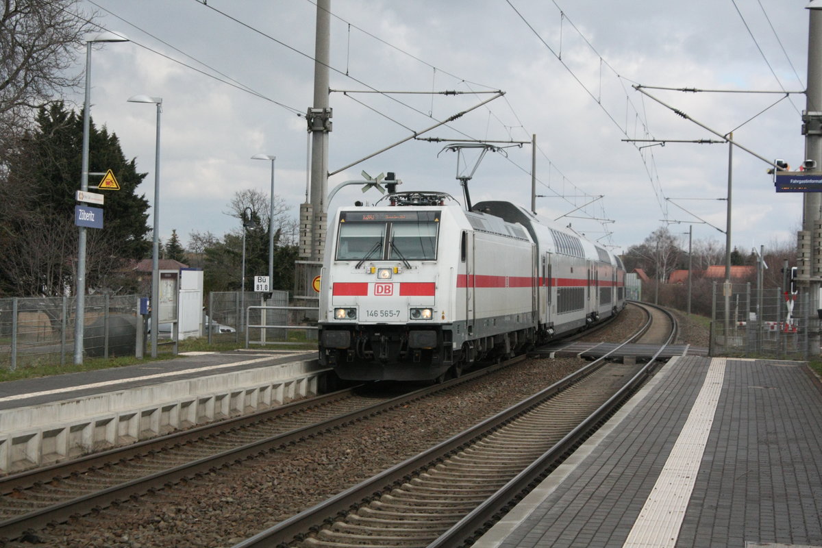 146 565 mit einem InterCity bei der Durchfahrt im Bahnhof Z�beritz am 19.3.21