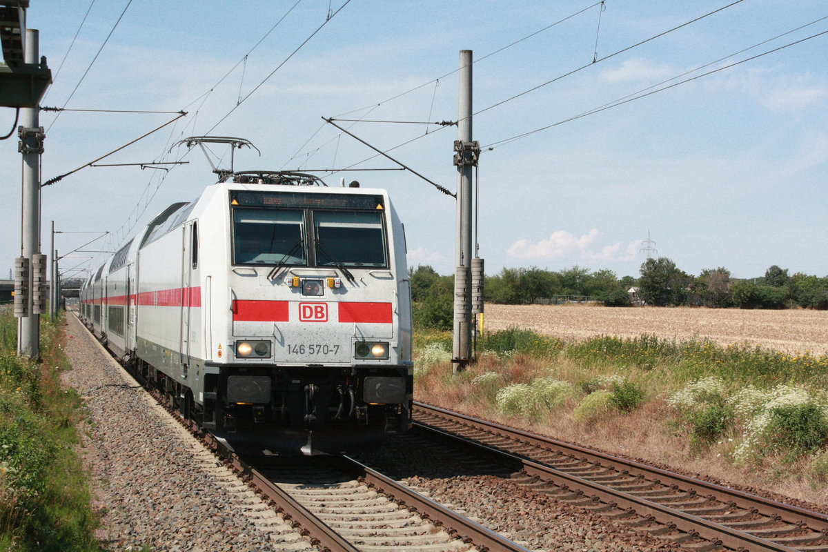 146 570 mit ihrer IC2 Garnitur bei der durchfahrt in Z�beritz am 14.7.20