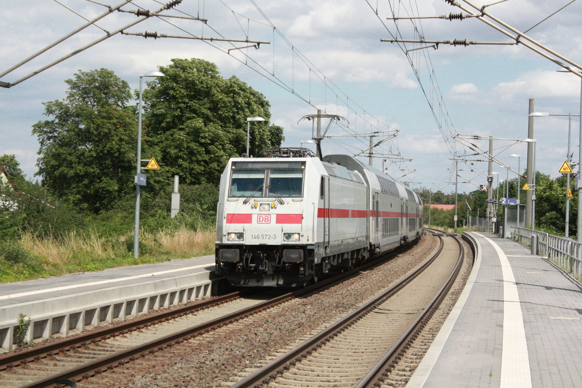 146 572 mit ihrer IC2 Garnitur bei der durchfahrt in Z�beritz am 22.7.20
