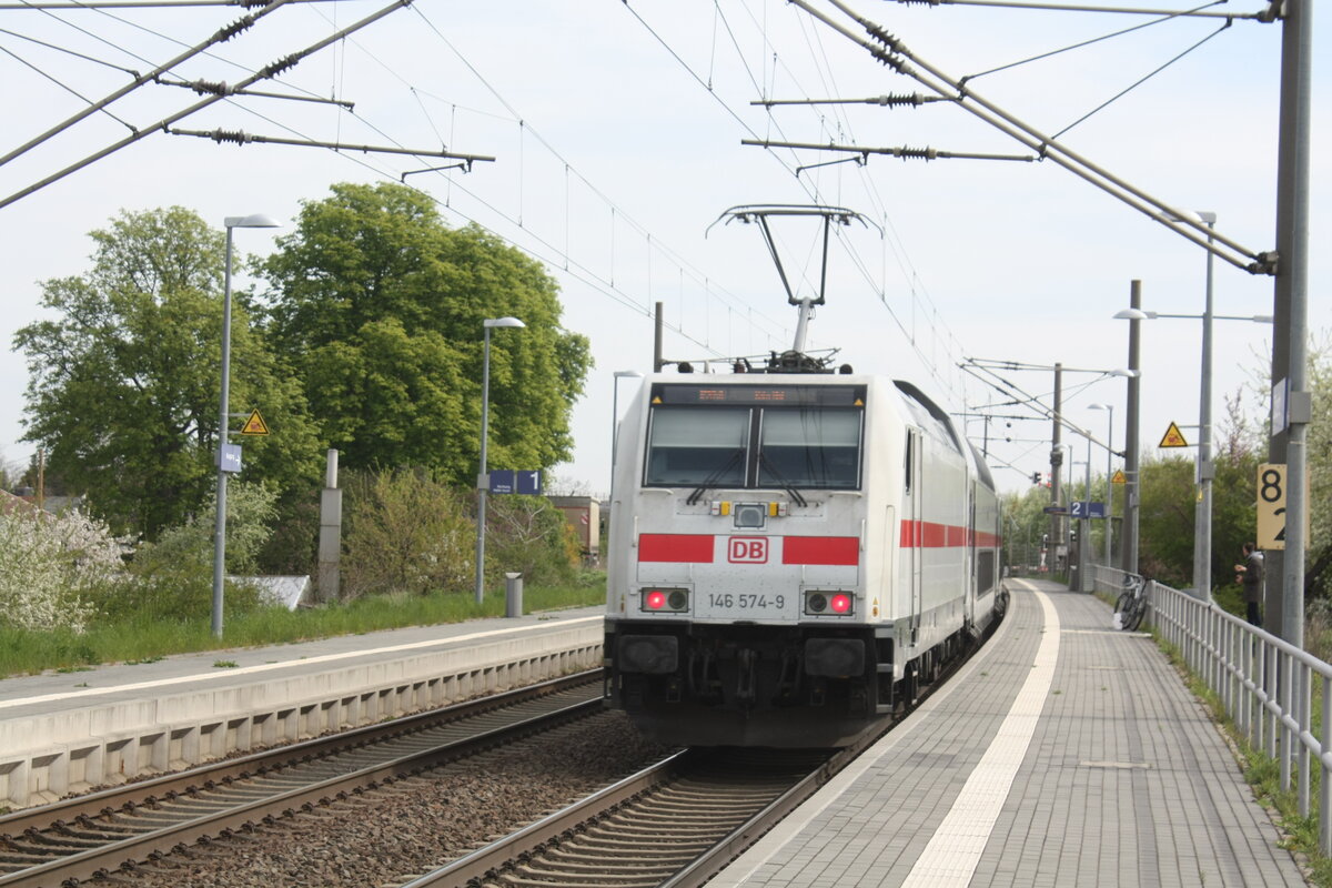 146 574 bei der Durchfahrt in Z�beritz am 29.4.22