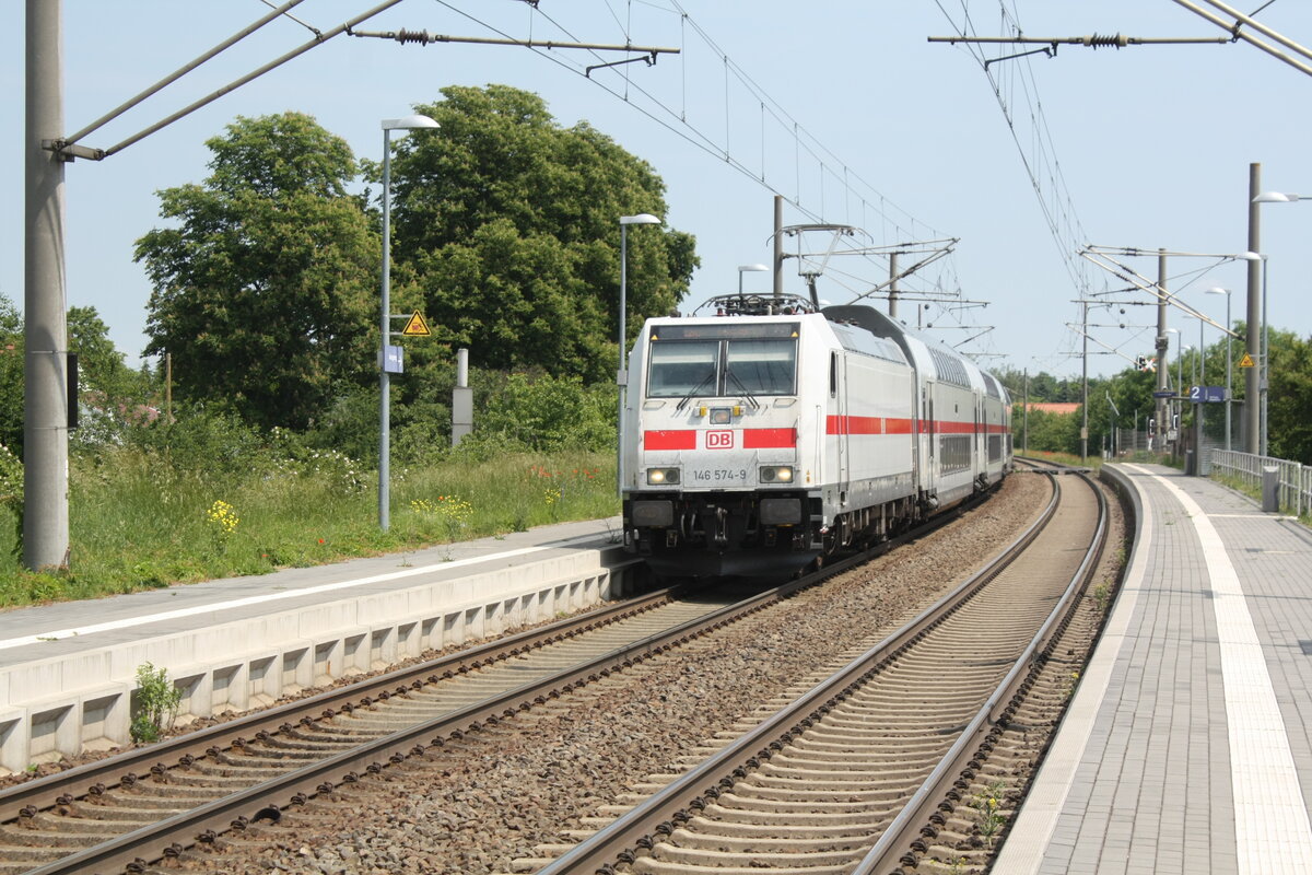 146 574 mit einem IC2 bei der Durchfahrt in Z�beritz am 9.6.21