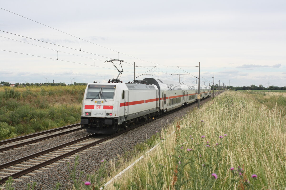146 575 mit einem InterCity unterwegs zwischen Z�beritz und Niemberg am 5.7.21