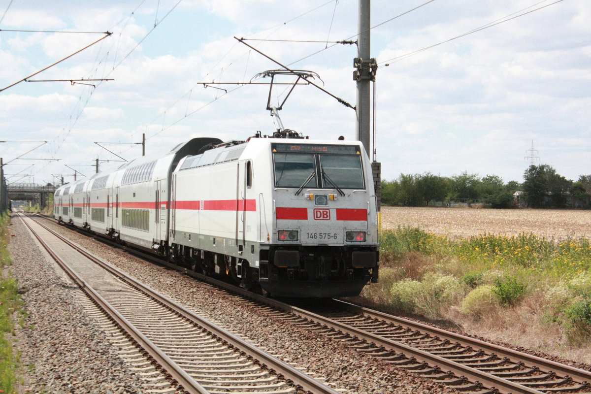 146 575 mit ihrer IC2 Garnitur bei der durchfahrt in Z�beritz am 22.7.20