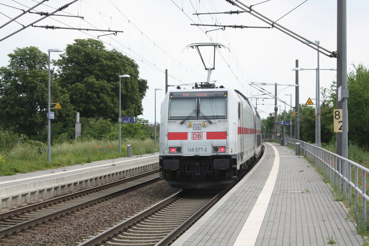 146 577 mit einem IC2 bei der Durchfahrt in Z�beritz am 9.6.21