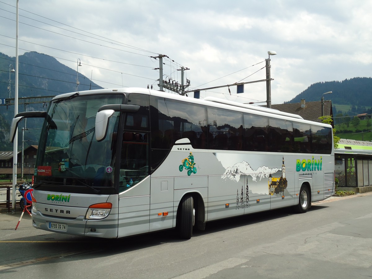 (146'155) - Aus Frankreich: Borini, Megve - 8755 ZG 74 - Setra am 28. Juli 2013 beim Bahnhof Zweisimmen