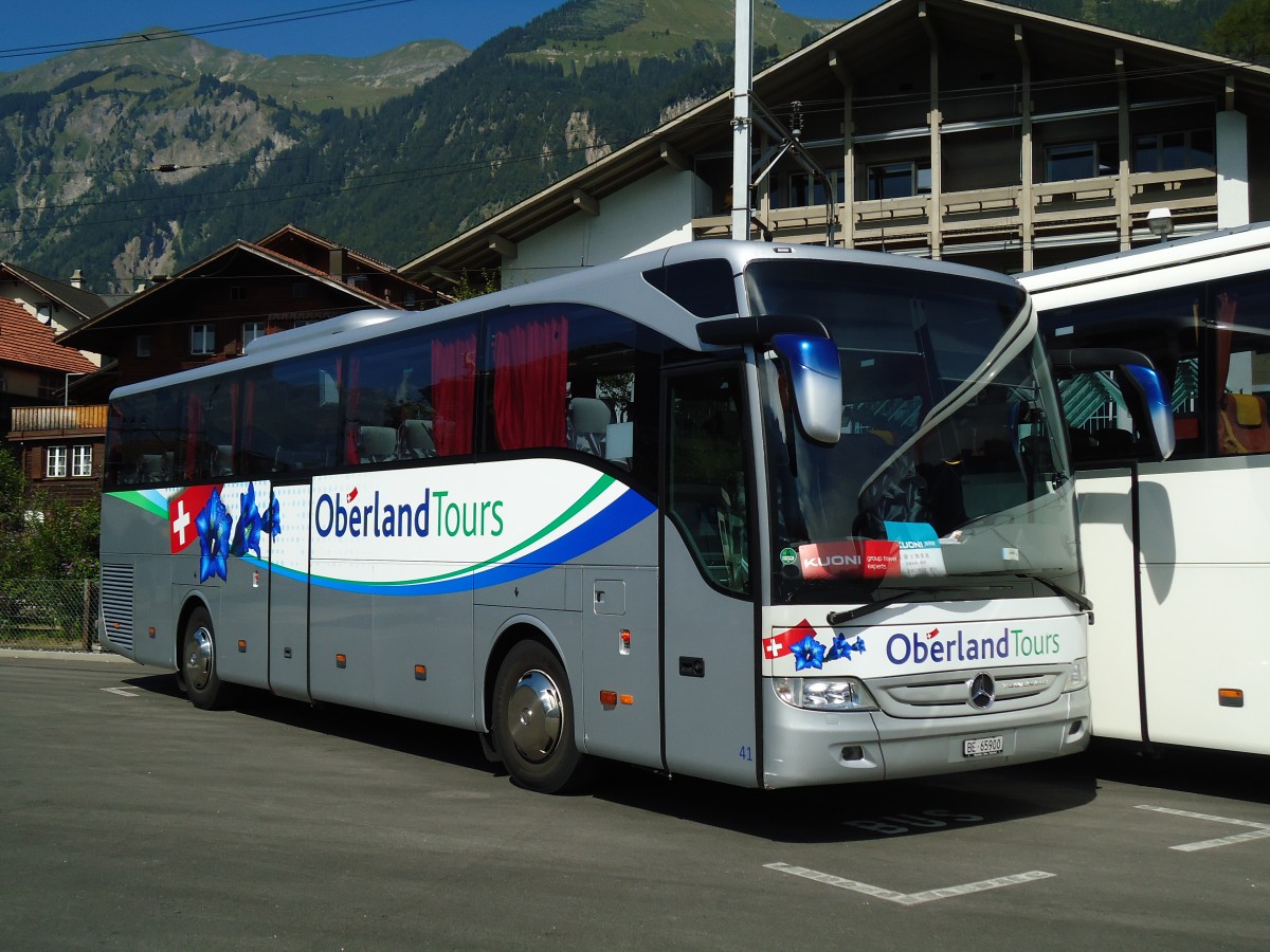 (146'976) - Oberland Tours, Grindelwald - Nr. 41/BE 65'900 - Mercedes (ex Vorf�hrfahrzeug Fussball WM 2012) am 2. September 2013 beim Bahnhof Brienz