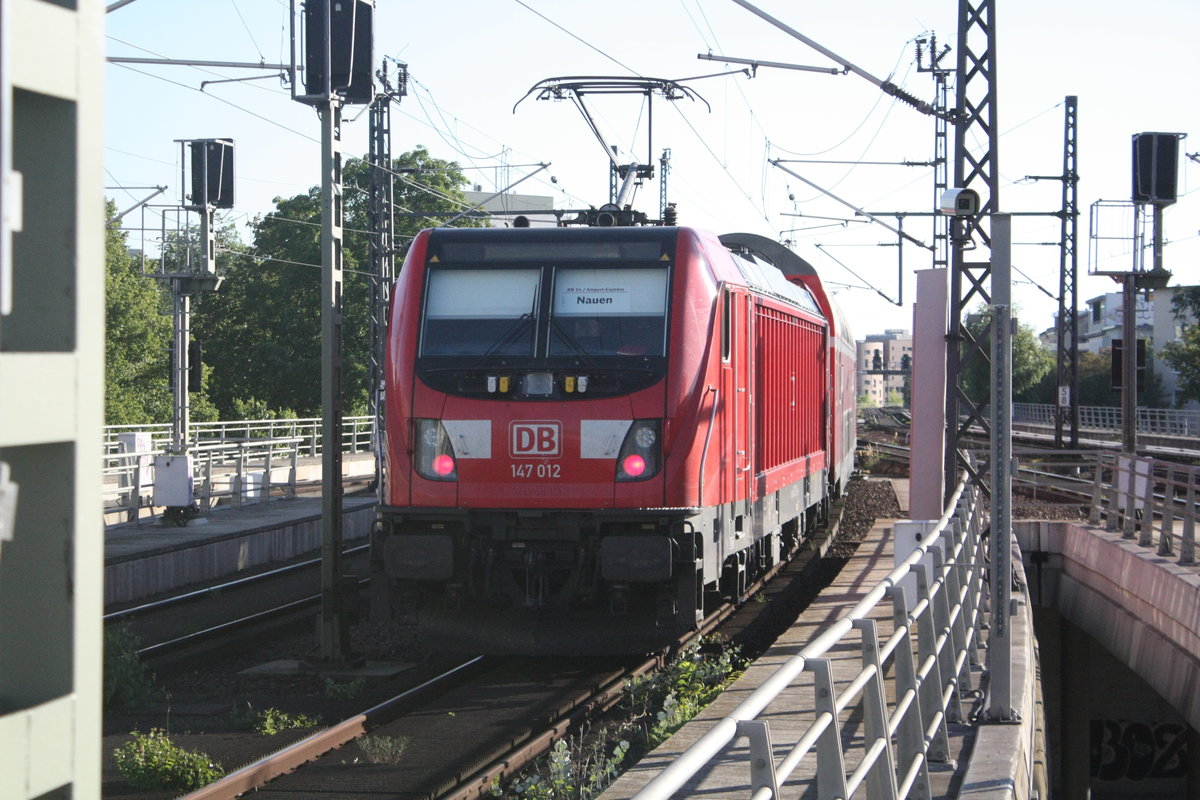 147 012 verl�sst als RB14 mit ziel Nauen den Bahnhof Berlin Hbf am 31.7.20