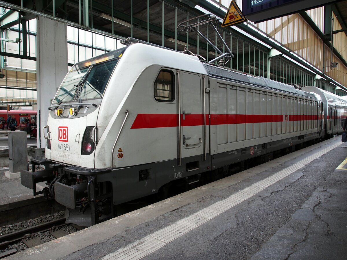 147 551-6 von Bombardier mit IC 2 in Stuttgart am 27.10.2019.