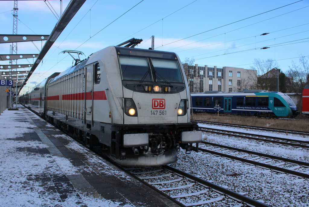 147 561 mit IC 2177(Rostock-Dresden)bei der Ausfahrt im Rostocker Hbf.03.01.2026