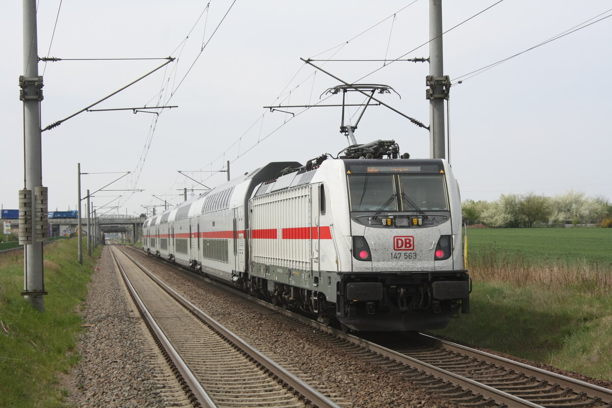 147 563 bei der Durchfahrt in Z�beritz am 29.4.22