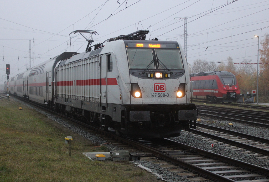 147 568-0 mit IC 2573(Stralsund-Schwerin)bei der Einfahrt im Rostocker Hbf.10.11.2024