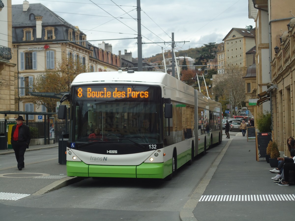 (148'005) - transN, La Chaux-de-Fonds - Nr. 132 - Hess/Hess Gelenktrolleybus (ex TN Neuch�tel Nr. 132) am 8. November 2013 in Neuch�tel, Place Pury