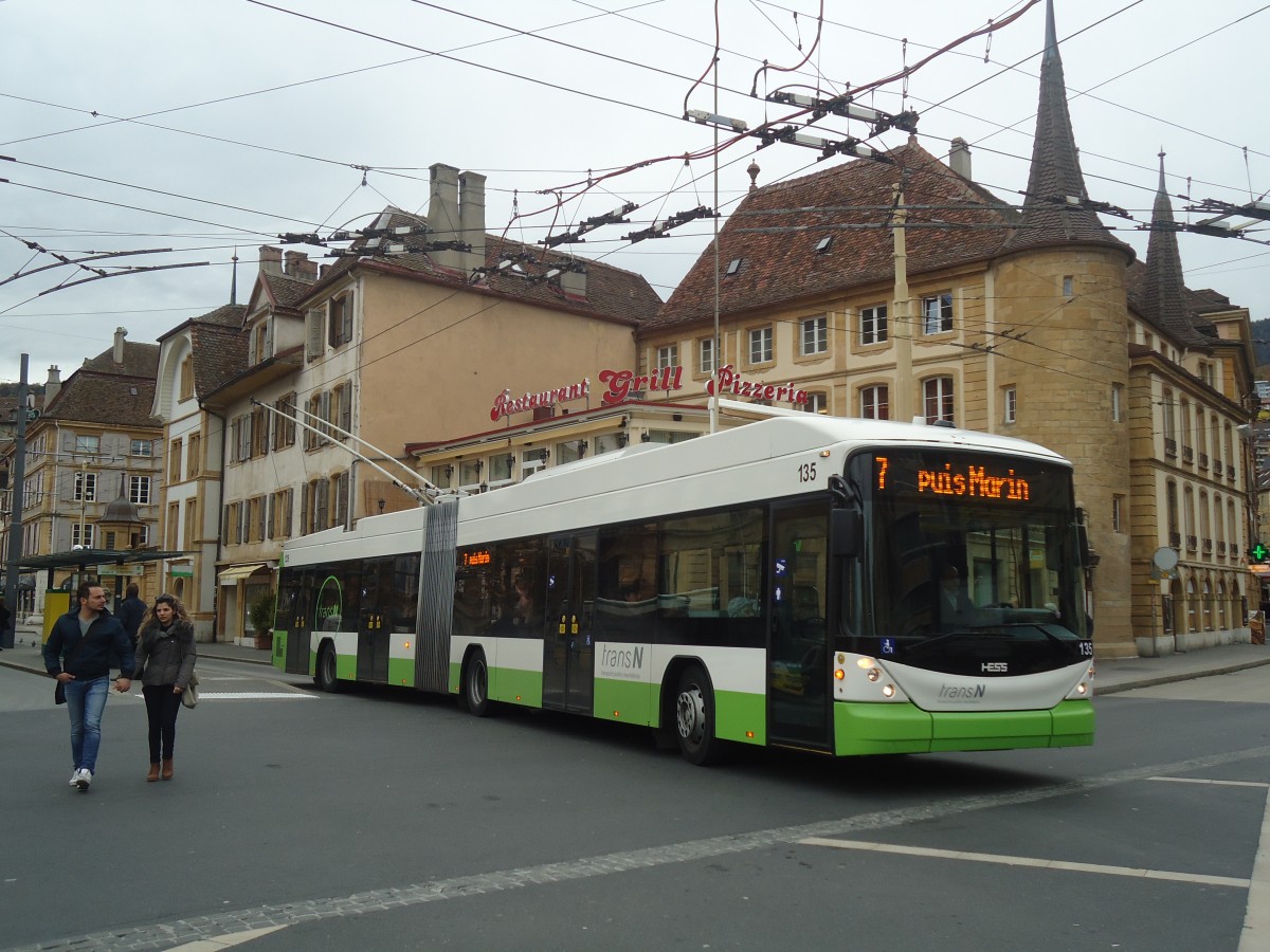 (148'006) - transN, La Chaux-de-Fonds - Nr. 135 - Hess/Hess Gelenktrolleybus (ex TN Neuch�tel Nr. 135) am 8. November 2013 in Neuch�tel, Place Pury