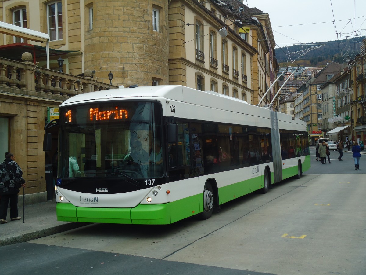 (148'011) - transN, La Chaux-de-Fonds - Nr. 137 - Hess/Hess Gelenktrolleybus (ex TN Neuch�tel Nr. 137) am 8. November 2013 in Neuch�tel, Place Pury