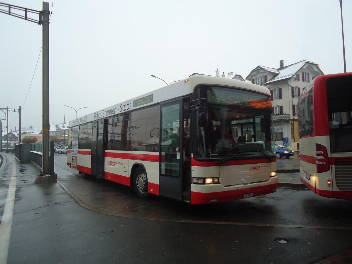 (148'155) - AAGS Schwyz - Nr. 1/SZ 5001 - Scania/Hess am 23. November 2013 beim Bahnhof Schwyz