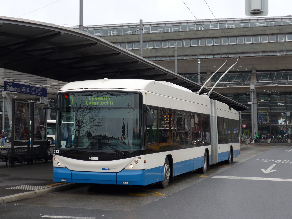 (148'909) - VBL Luzern - Nr. 213 - Hess/Hess Gelenktrolleybus am 16. Februar 2014 beim Bahnhof Luzern