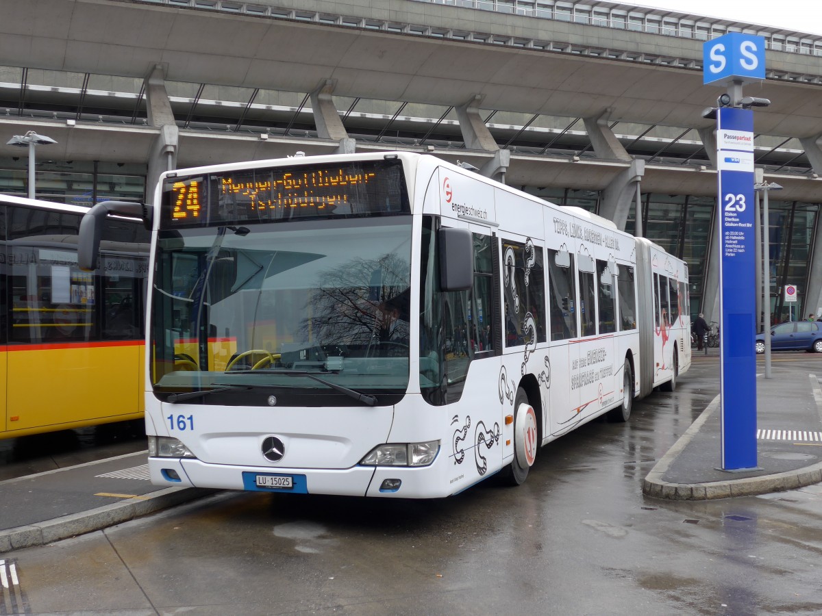 (148'916) - VBL Luzern - Nr. 161/LU 15'025 - Mercedes am 16. Februar 2014 beim Bahnhof Luzern