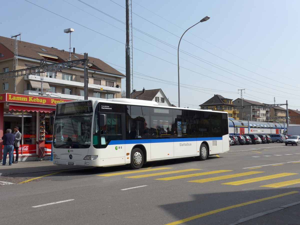 (149'474) - Maag, Kloten - Nr. 24/ZH 556'224 - Mercedes am 31. M�rz 2014 beim Bahnhof D�bendorf