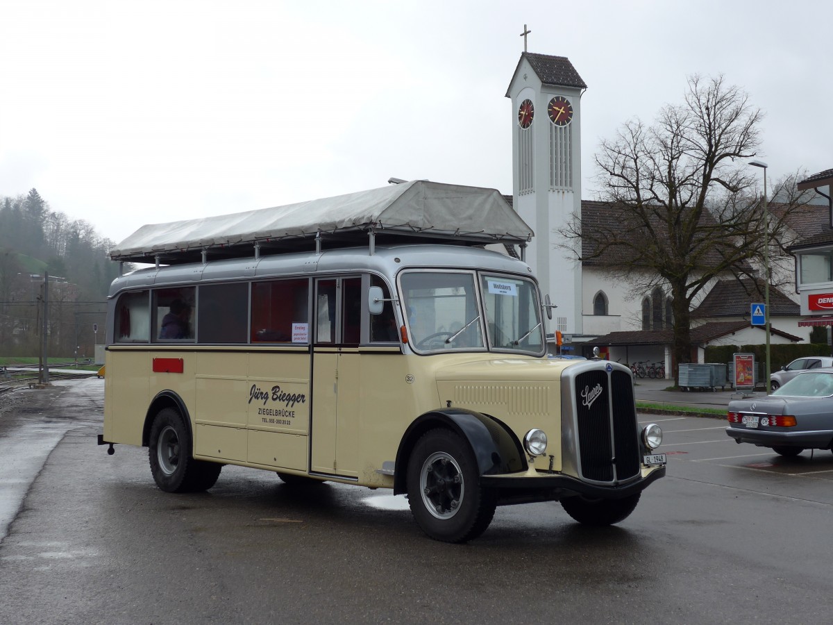 (149'590) - Biegger, Uster - Nr. 32/GL 1948 - Saurer/R&J (ex Redbull (Schweiz), Baar; ex Brandt, D-Reichersbeuern; ex Bach, NL-Amsterdam; ex Hgli, Steinach; ex EHC Biel; ex Leuenberger, Thun; ex AvH Heimenschwand) am 6. April 2014 beim Bahnhof Bauma