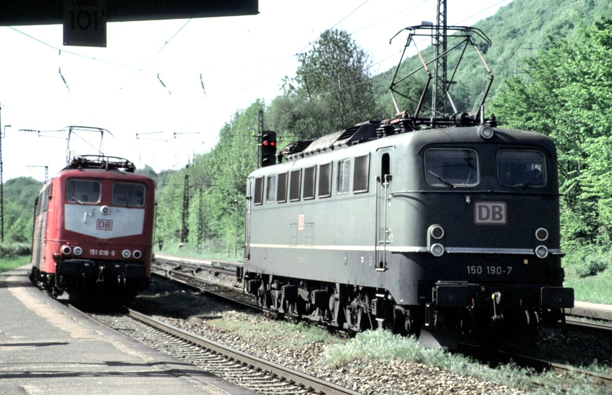 150 190-7 Schublok wartet auf den Güterzug, der Schubhilfe benötigt. Die 151 018-9 mit ihrem Güterzug benötigt keine Hilfe.ufnahme in Geislingen West am 09.05.1998.