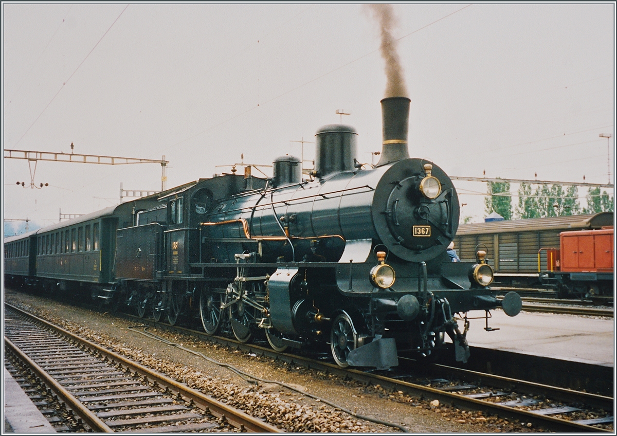 150 Jahre Schweizer Eisenbahn: Auch die formschöne Schlepptenderdampflok B 3/4 1367 war am  Drehscheibenfest  in Delémont im Einsatz, hier zeigt sie sich mit einen Extrauzug kurz vor der Abfahrt nach Glovelier. 

Analog Bild vom Sommer 1997