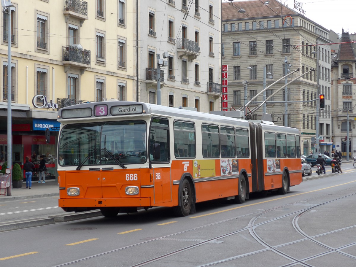 (150'892) - TPG Gen�ve - Nr. 666 - Saurer/Hess Gelenktrolleybus am 26. Mai 2014 beim Bahnhof Gen�ve