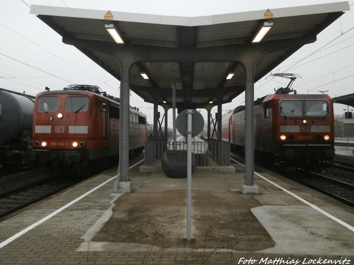 151 016 und 143 180 trafen sich im Bahnhof Gro�korbetha am 22.1.15