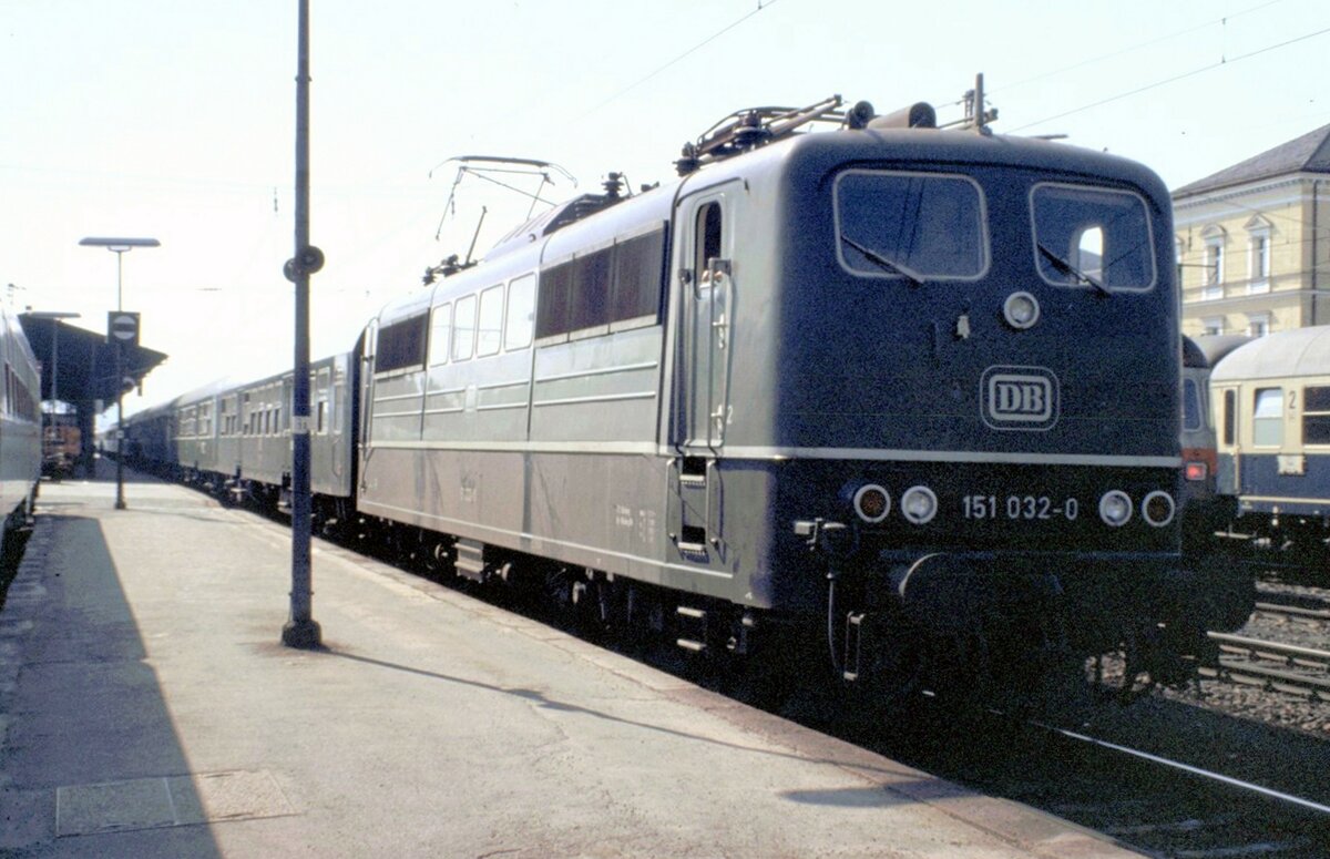 151 032-0 mit Nahverkehrszug in Regensburg am 15.05.1982.
