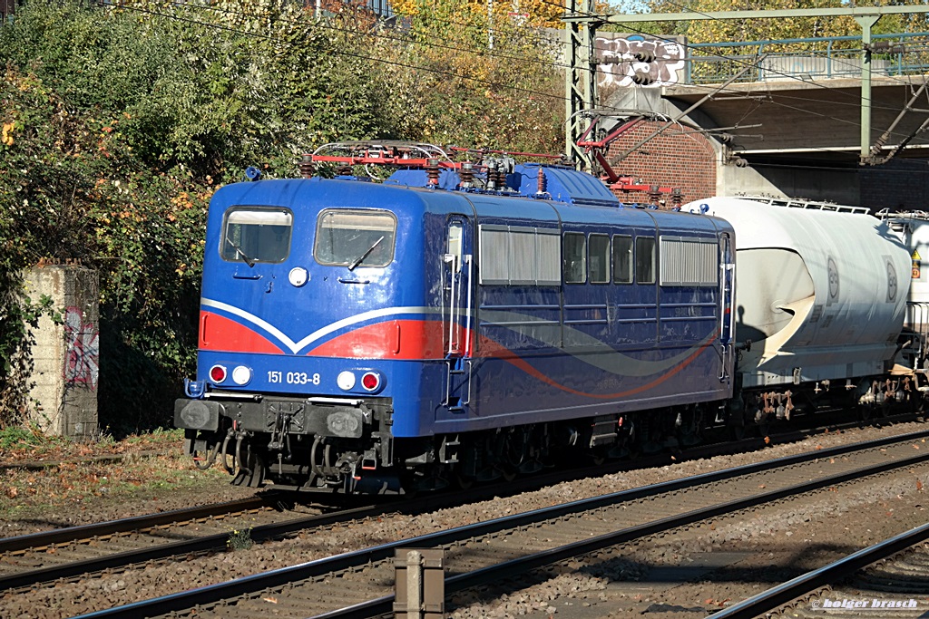 151 033-8 der SRI zog einen g�terzug am 24.10.13 durch hh-harburg