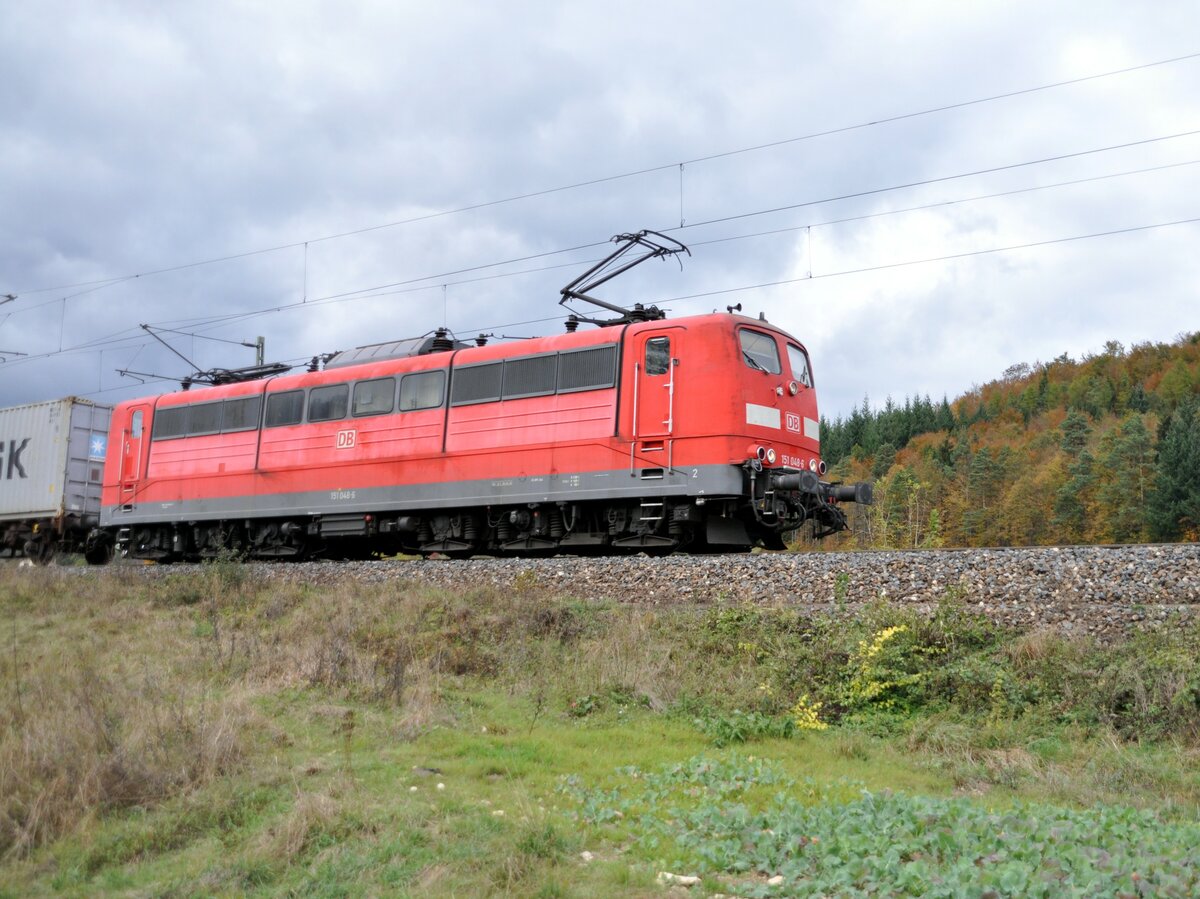 151 048-6 mit Containerzug in Amstetten am 13.10.2009.