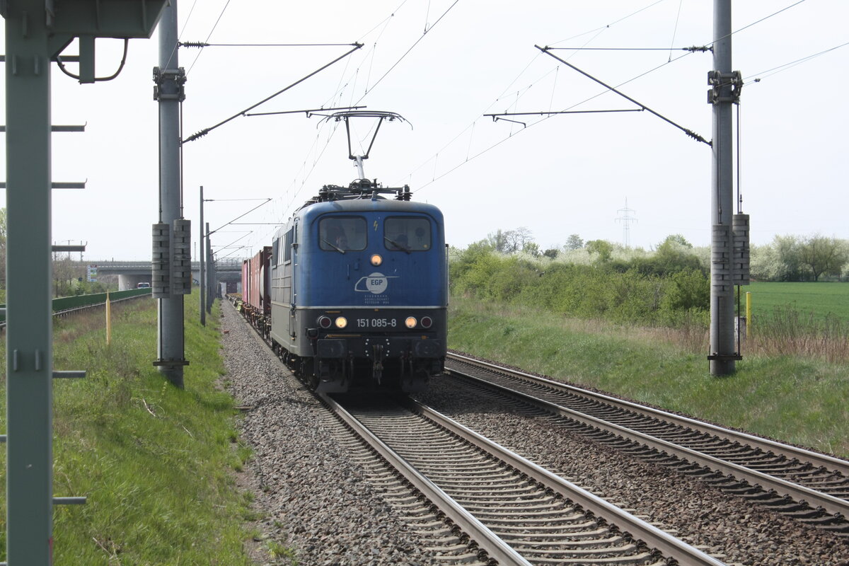 151 085 der EGP mit einem G�terzug bei der Durchfahrt in Z�beritz am 29.4.22