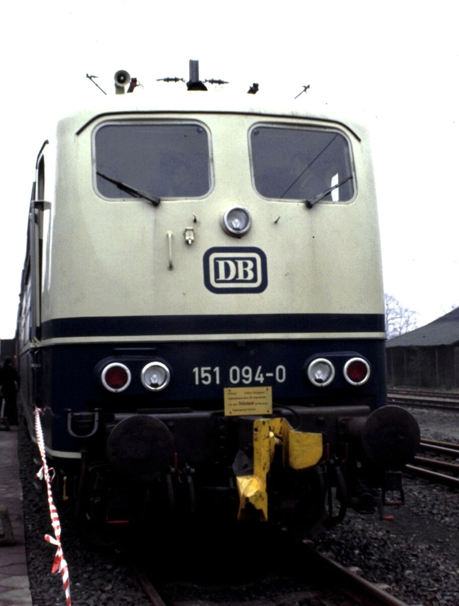 151 094-0 mit Mittelpufferkupplung in Hannover-Leinhausen am 31.03.1978.