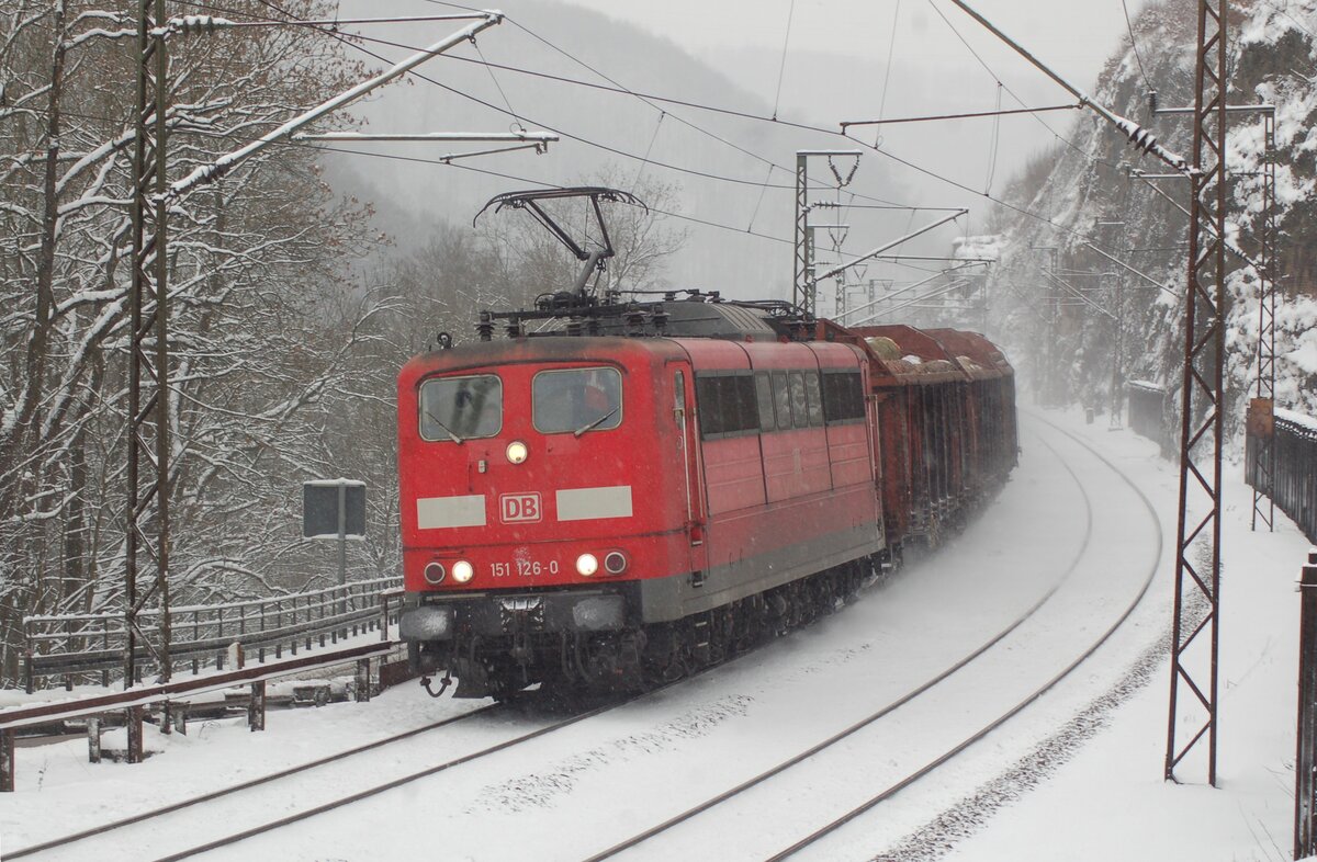 151 126-0 mit langem gemischten Güterzug auf der Geislinger Steige; es schiebt 151 159-1 am 13.02.2009.