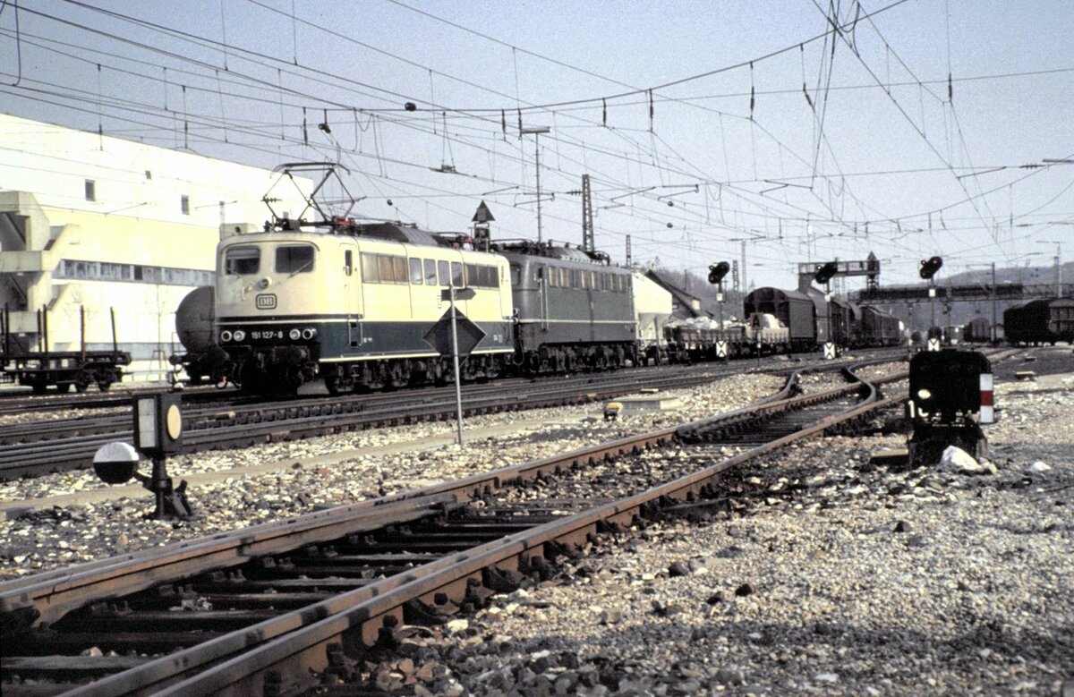 151 127-8 und 150 im Schlepp mit gemischtem G�terzug in Amstetten am 14.05.1982.
