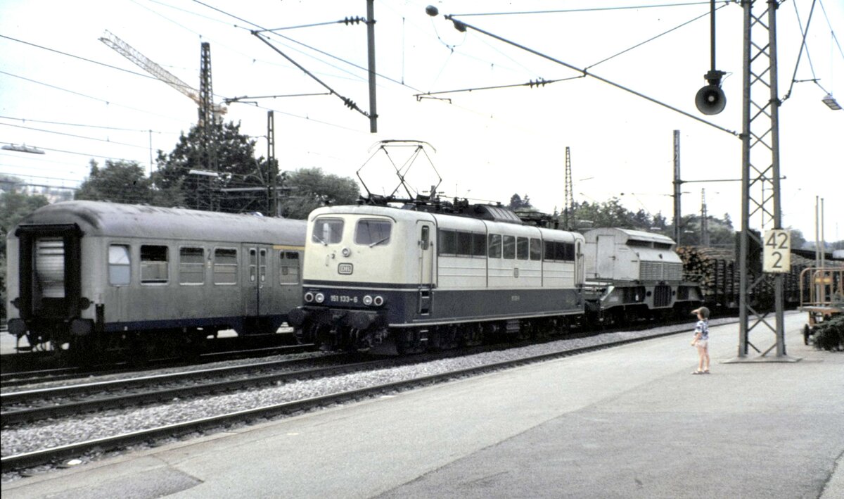 151 133-6 mit gemischtem G�terzug in G�ppingen im August 1991. Der erste Wagen sieht nach einem Castor-Transportwagen aus. Dieser ist sicher leer und eine �berf�hrungsfahrt.