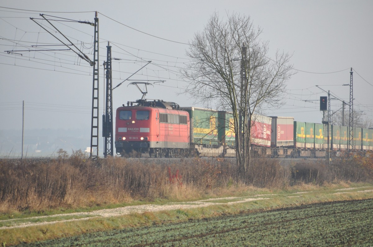 151 138-5 im Morgendunst bei Neu-Ulm Pfuhl mit einem Containerzug am 20.11.2009.