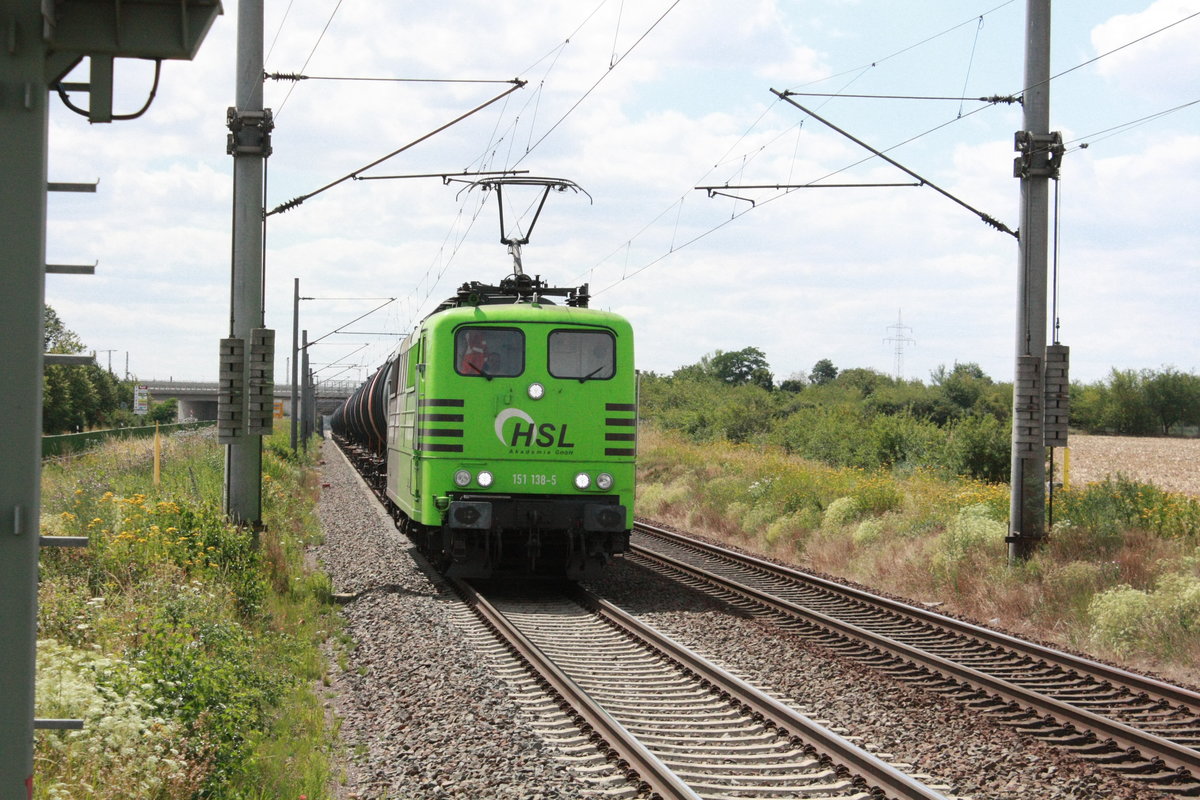 151 138 von HSL mit einem Kesselzug bei der durchfahrt in Z�beritz am 22.7.20