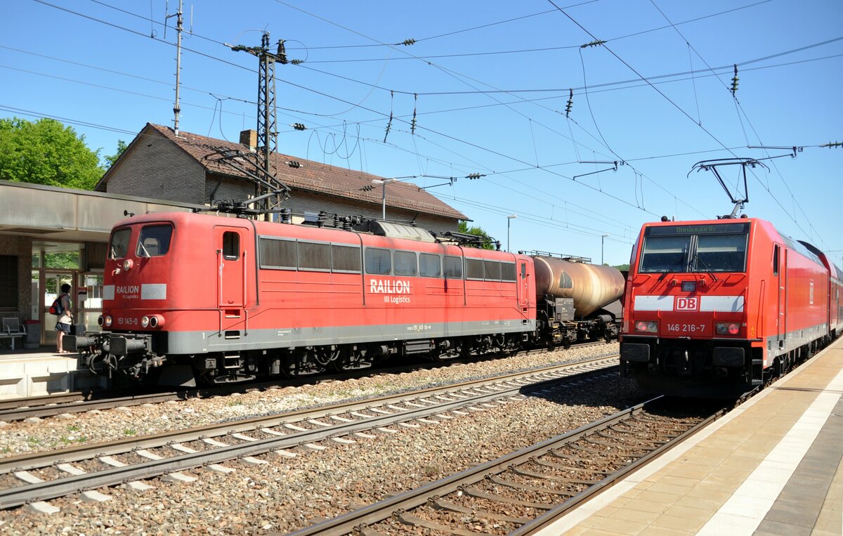 151 145-0 und 146 216-7 in Amstetten am 05.0.2010.