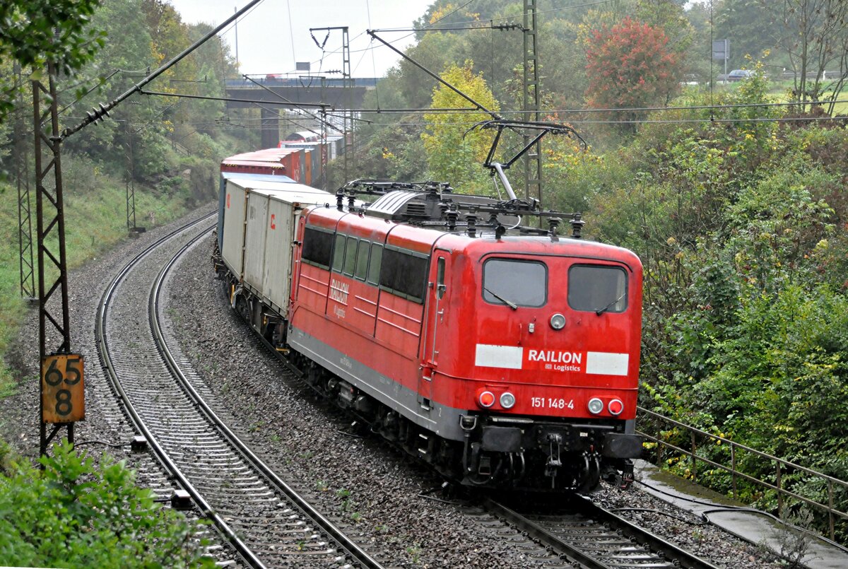 151 148-4 gibt Schubhilfe für einen langen Containerzug auf der Geislinger Steige am 25.09.2010.