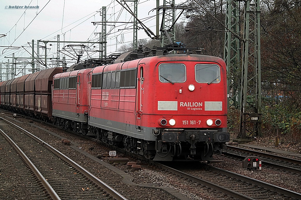 151 161-7 zog mit einer schwesterlok einen erzzug am 22.11.13 durch hh-harburg 