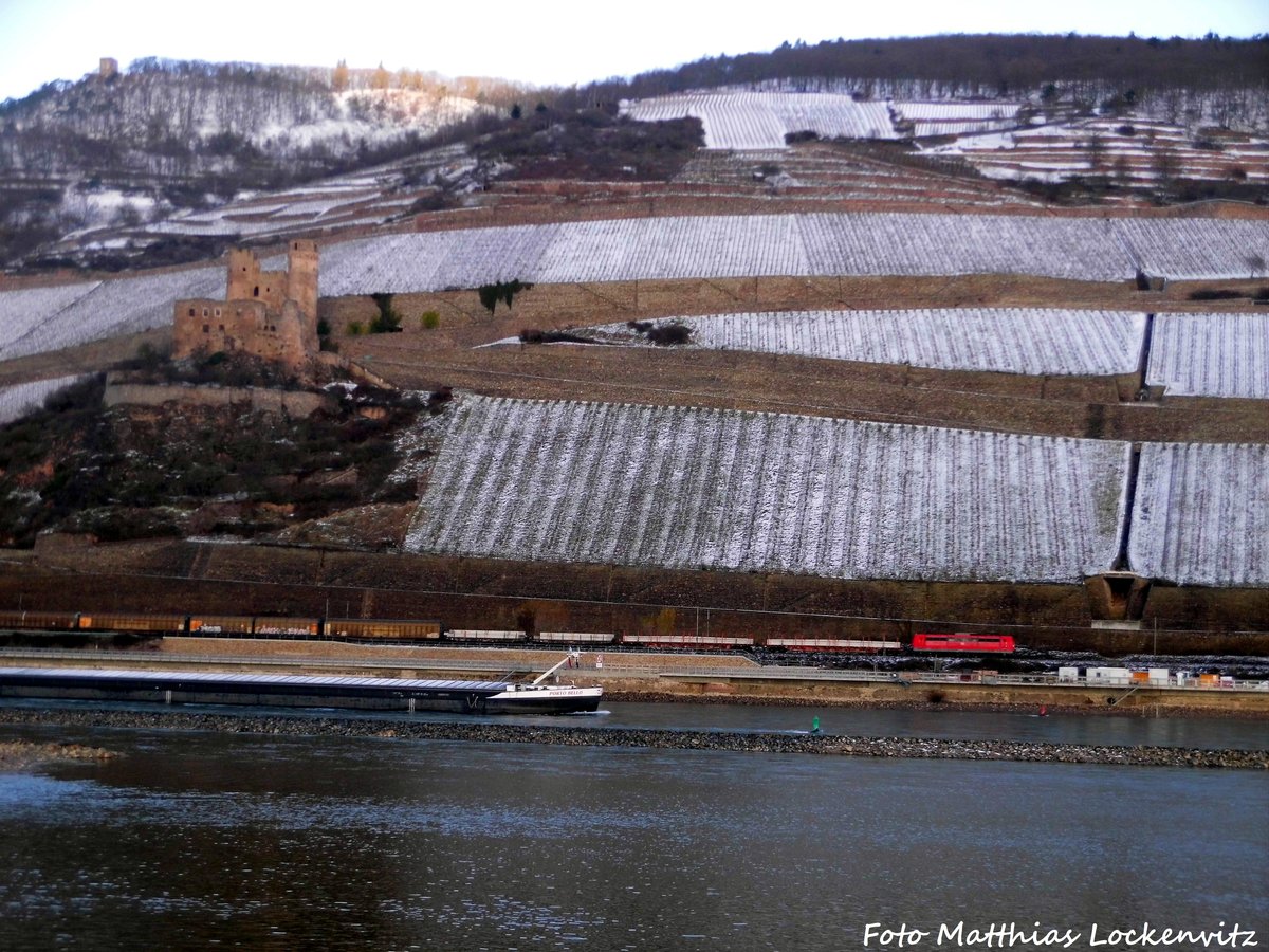 151 XXX mit einen G�terzug unterwegs auf der linken Rheinseite am 15.1.17