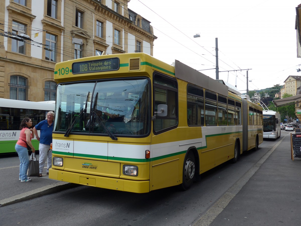 (151'500) - transN, La Chaux-de-Fonds - Nr. 109 - NAW/Hess Gelenktrolleybus (ex TN Neuch�tel Nr. 109) am 12. Juni 2014 in Neuch�tel, Place Pury