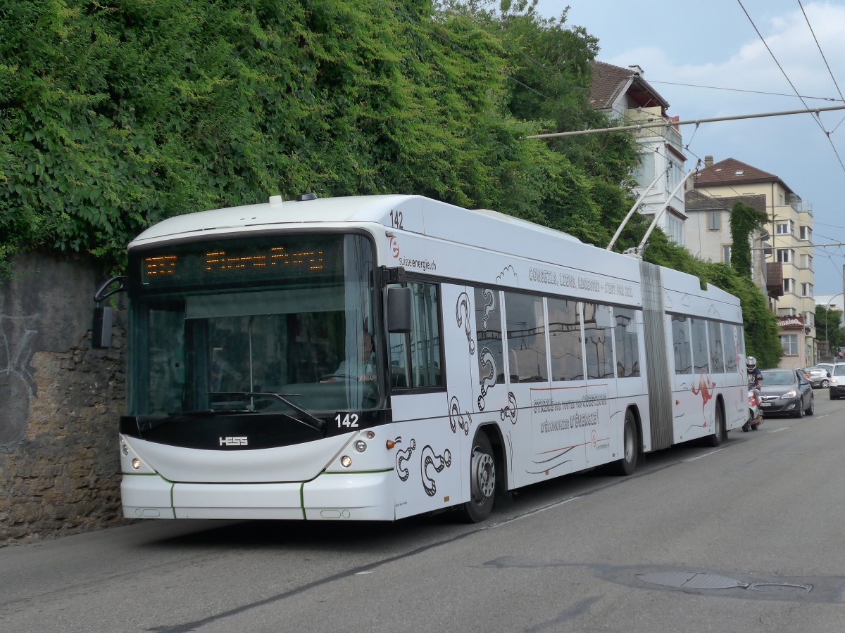 (151'515) - transN, La Chaux-de-Fonds - Nr. 142 - Hess/Hess Gelenktrolleybus (ex TN Neuch�tel Nr. 142) am 12. Juni 2014 beim Bahnhof Neuch�tel