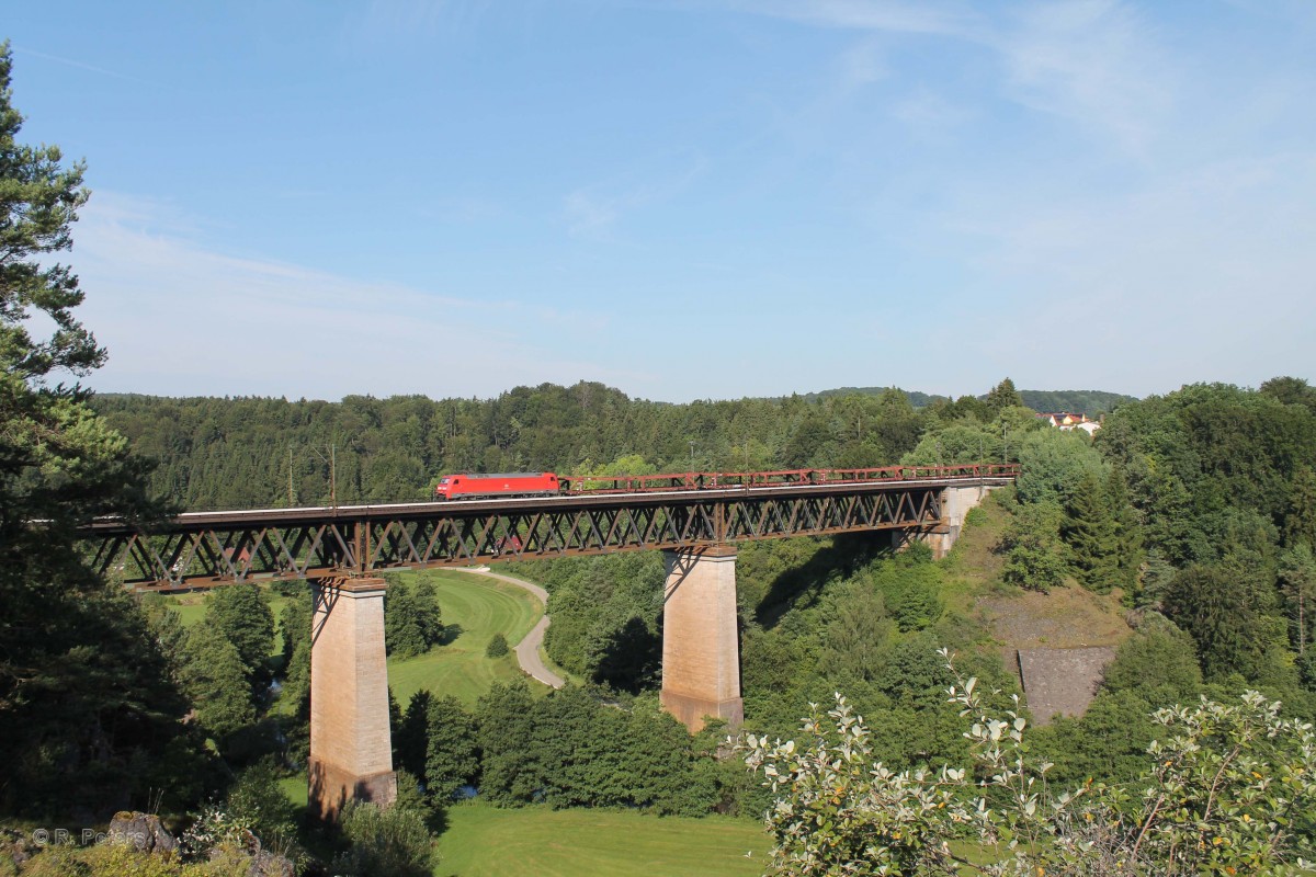 152 001-4 überquert das Beratzhausener Viadukt mit einem leeren Autotransportzug. 23.07.14