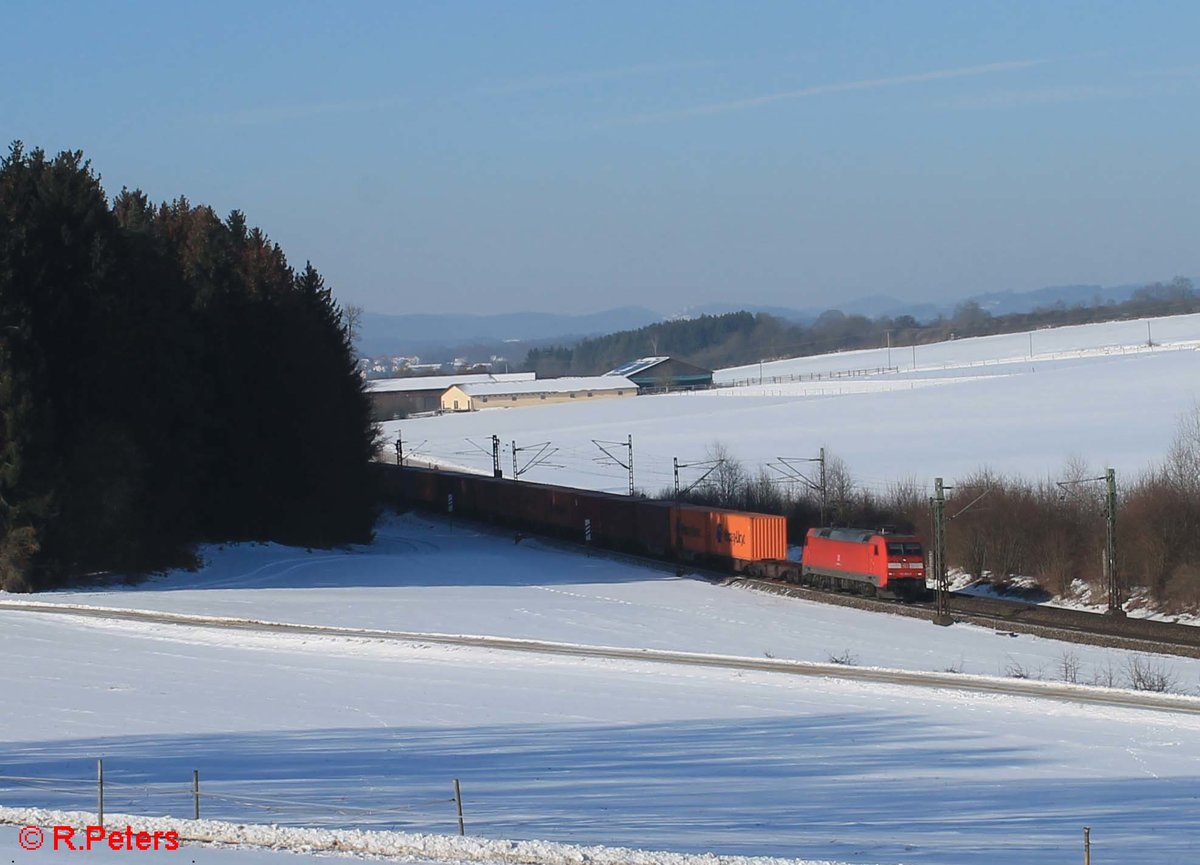 152 003 mit einem Containerzug bei Sinsgrün. 19.01.17